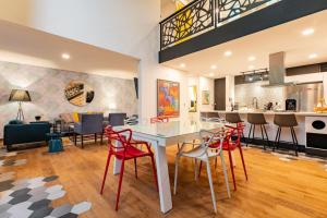 メキシコシティにあるChic Loft Near Top Dining and Architectureのテーブルと椅子のあるキッチンとリビングルーム +20枚の写真