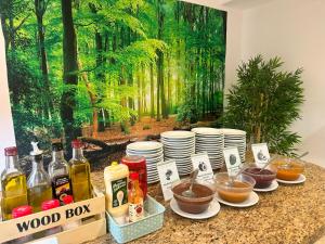 stół z miskami i talerzami jedzenia i obrazem w obiekcie Hotel Selva Arenal w El Arenal