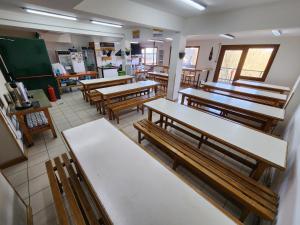 Um restaurante ou outro lugar para comer em YAGHAN HOSTEL