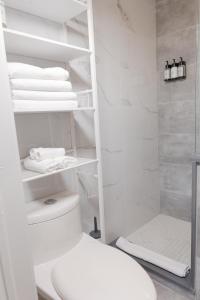 Bilik mandi di #4 - Quaint Studio - Self Check in - Plateau - St-Denis - AC - TV +13 gambar