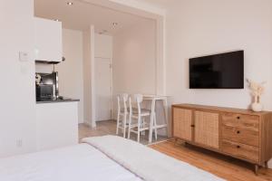 Televisyen dan/atau pusat hiburan di #4 - Quaint Studio - Self Check in - Plateau - St-Denis - AC - TV