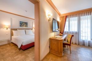 Postel nebo postele na pokoji v ubytování Hotel Vereina