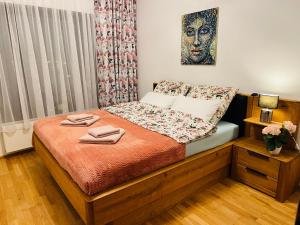 Ein Bett oder Betten in einem Zimmer der Unterkunft ArtFlora KV Premium