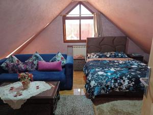 1 dormitorio con 1 cama azul y 1 sofá azul en Lovely & Cozy Self-Contained Studio Apartment For 2 Guests Apt No 3, en Ifrane