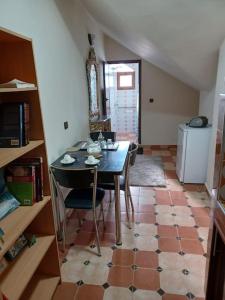 comedor con mesa y sillas y suelo en Lovely & Cozy Self-Contained Studio Apartment For 2 Guests Apt No 3, en Ifrane