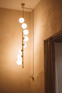 een rij lichten aan een muur bij Librai suite in Napels