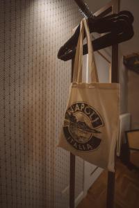 een papieren zak die aan een rek in een kamer hangt bij Librai suite in Napels +64 foto's