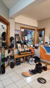 Uma TV ou centro de entretenimento em YAGHAN HOSTEL