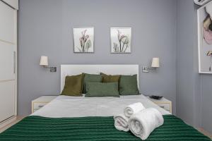 a bedroom with a bed with towels on it at Alphaville-Industrial com cozinha-piscina e academia-500mega in Barueri