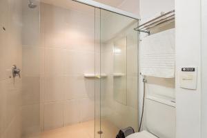 a bathroom with a shower and a toilet at Alphaville-Industrial com cozinha-piscina e academia-500mega in Barueri
