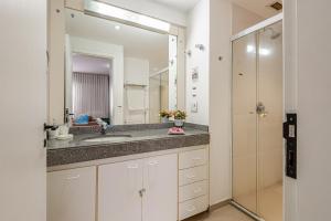 a bathroom with a sink and a mirror at Alphaville-Industrial com cozinha-piscina e academia-500mega in Barueri