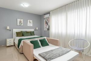 a bedroom with a bed and a chair at Alphaville-Industrial com cozinha-piscina e academia-500mega in Barueri