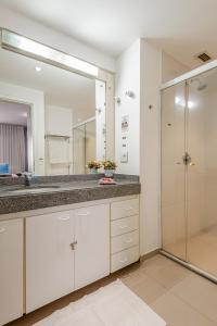 a bathroom with a sink and a shower at Alphaville-Industrial com cozinha-piscina e academia-500mega in Barueri