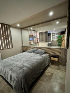 Postel nebo postele na pokoji v ubytování Le boudoir suite&spa