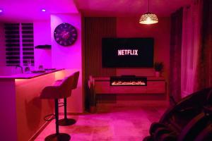 TV a/nebo společenská místnost v ubytování Le boudoir suite&spa
