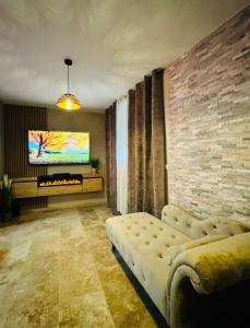 TV a/nebo společenská místnost v ubytování Le boudoir suite&spa