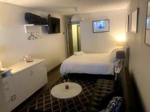 une chambre d'hôtel avec un lit et un salon dans l'établissement Spacious Studio w pool & just off Oxford St, à Sydney