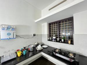 una cucina con fornelli e piano di lavoro di Coastal Haus, 5 Min to Beach, AC 4 BHK, Foosball Table a Kappil