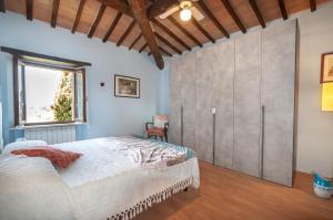 Ένα ή περισσότερα κρεβάτια σε δωμάτιο στο Casa al Poggio