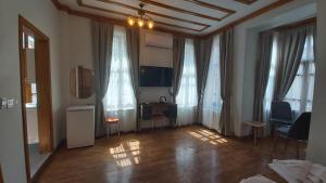 TV a/nebo společenská místnost v ubytování Fevzi Pasa Suite