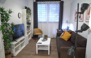 バレンシアにあるEspectacular Loft Piscina y Terraza - Roig Arena - Las Ciencias - Ruzafa - Valencia Centroのソファとテレビのあるリビングルーム