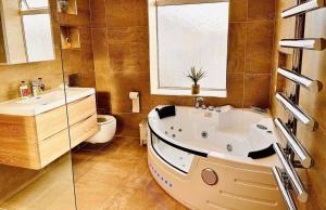 a bathroom with a tub and a sink and a toilet at Alver House in Portsmouth