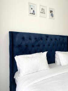 Postel nebo postele na pokoji v ubytování Staroot Kilimani C1703