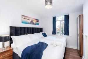 Postel nebo postele na pokoji v ubytování Stunning Doncaster City Centre Apartment, with 2 Double beds