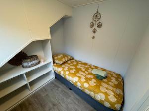 Postel nebo postele na pokoji v ubytování Vakantiehuisje aan Zee met Dakterras Rust en Strand 250 m