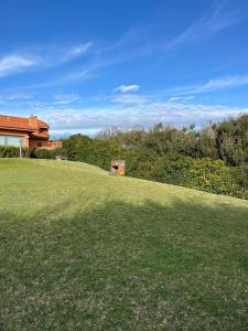 フンにあるCasa da Bonança Ofirの家を背景に広大な草原