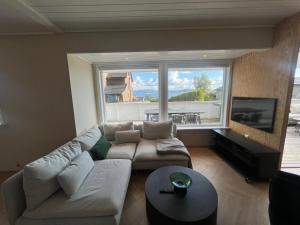 Χώρος καθιστικού στο Entire house with view over the fjord