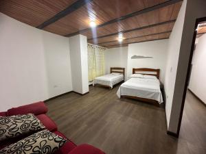 Giường trong phòng chung tại Hospedaje El Peñón