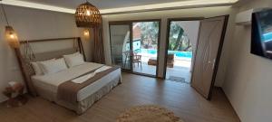 เตียงในห้องที่ Filoxenia Olive Garden luxury villas and suites +86 ภาพ