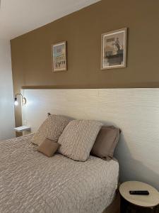 um quarto com uma cama com um edredom branco em Nid douillet avec terrasse au calme em Arles