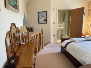 Ένα ή περισσότερα κρεβάτια σε δωμάτιο στο Top Floor En-suite Double Bedrooms With Great View Of Windsor Castle & Free Parking