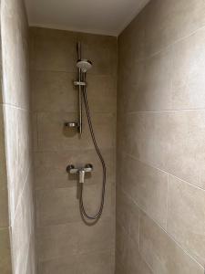 um chuveiro com chuveiro em um banheiro em Nid douillet avec terrasse au calme em Arles