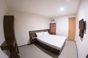 Postel nebo postele na pokoji v ubytování Emerald Suites CDO