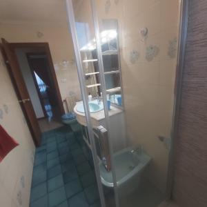 Koupelna v ubytování casa bembrive planta 1