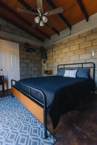 a bed in a room with a ceiling fan at House Terravid in Ensenada