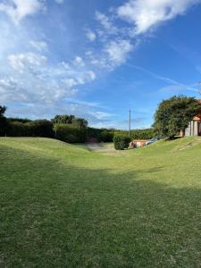 フンにあるCasa da Bonança Ofirの青い空と広い芝生のフィールド