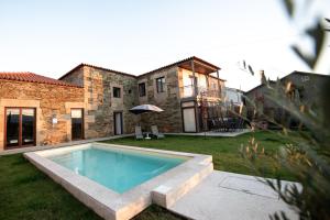 a swimming pool in the yard of a house at Casa de Trás-o-Muro in Vila Real