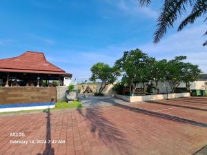 Gallery image of Dinanti Homestay1 in Gondowulung