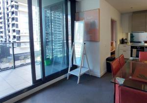 Kuchyň nebo kuchyňský kout v ubytování CBD Modern 2B2B Apt, Indoor Pool Sauna, Nice view