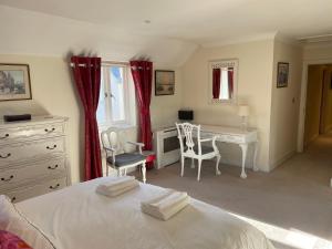 Ένα ή περισσότερα κρεβάτια σε δωμάτιο στο Top Floor En-suite Double Bedrooms With Great View Of Windsor Castle & Free Parking
