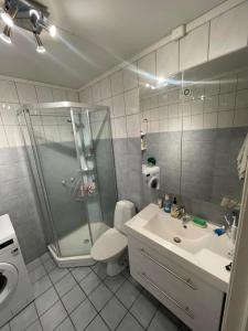 Ένα μπάνιο στο Cozy room near city centre