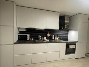 Η κουζίνα ή μικρή κουζίνα στο Cozy room near city centre +3 φωτογραφίες