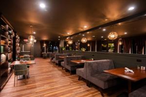 The Pathmaker Hotel的休息区