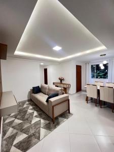 un salon avec un canapé et une table dans l'établissement Apartamento com 3 quartos no centro de Domingos Martins, à Domingos Martins