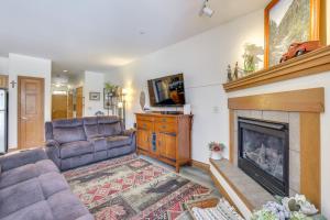 un soggiorno con divano e camino di Ski and Explore Silverthorne Gem with Hot Tub Access! a Silverthorne