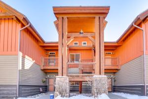 vista esterna di una casa con balcone di Ski and Explore Silverthorne Gem with Hot Tub Access! a Silverthorne
